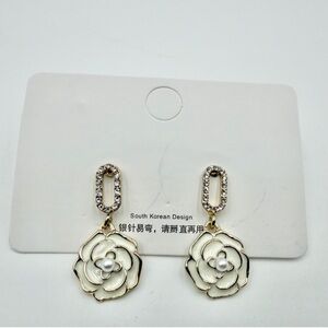 Oceanus Jewelry- Earrings NIP Elegant Camilia White & Gold Earrings